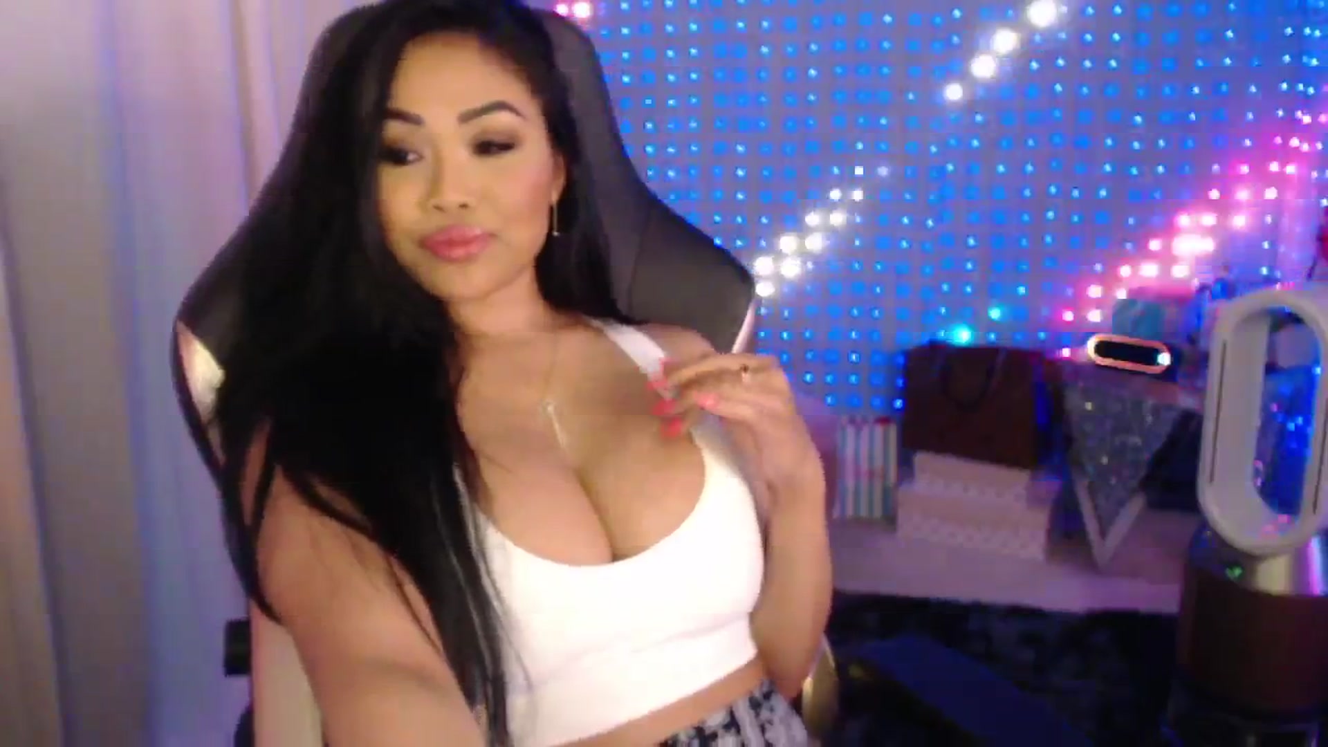 Gallery image thumbnail from SinCityVEE's myfreecams stream on, 06/27/2024, 07:44 image 17 of 20