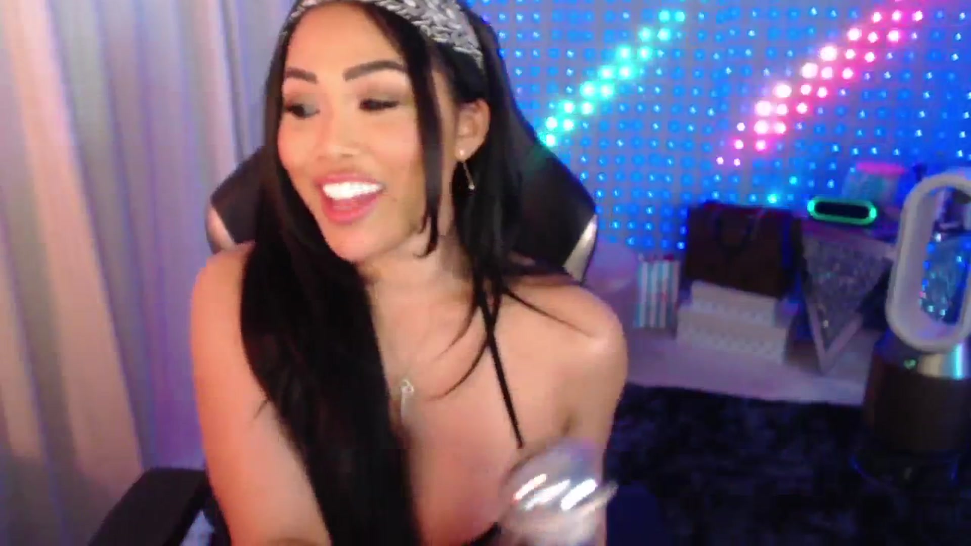 Gallery image thumbnail from SinCityVEE's myfreecams stream on, 06/28/2024, 12:20 image 10 of 20