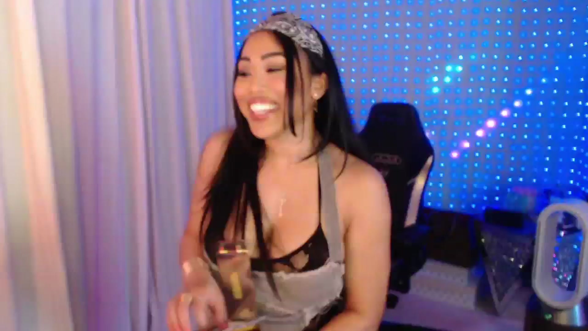 Gallery image thumbnail from SinCityVEE's myfreecams stream on, 06/28/2024, 12:20 image 4 of 20