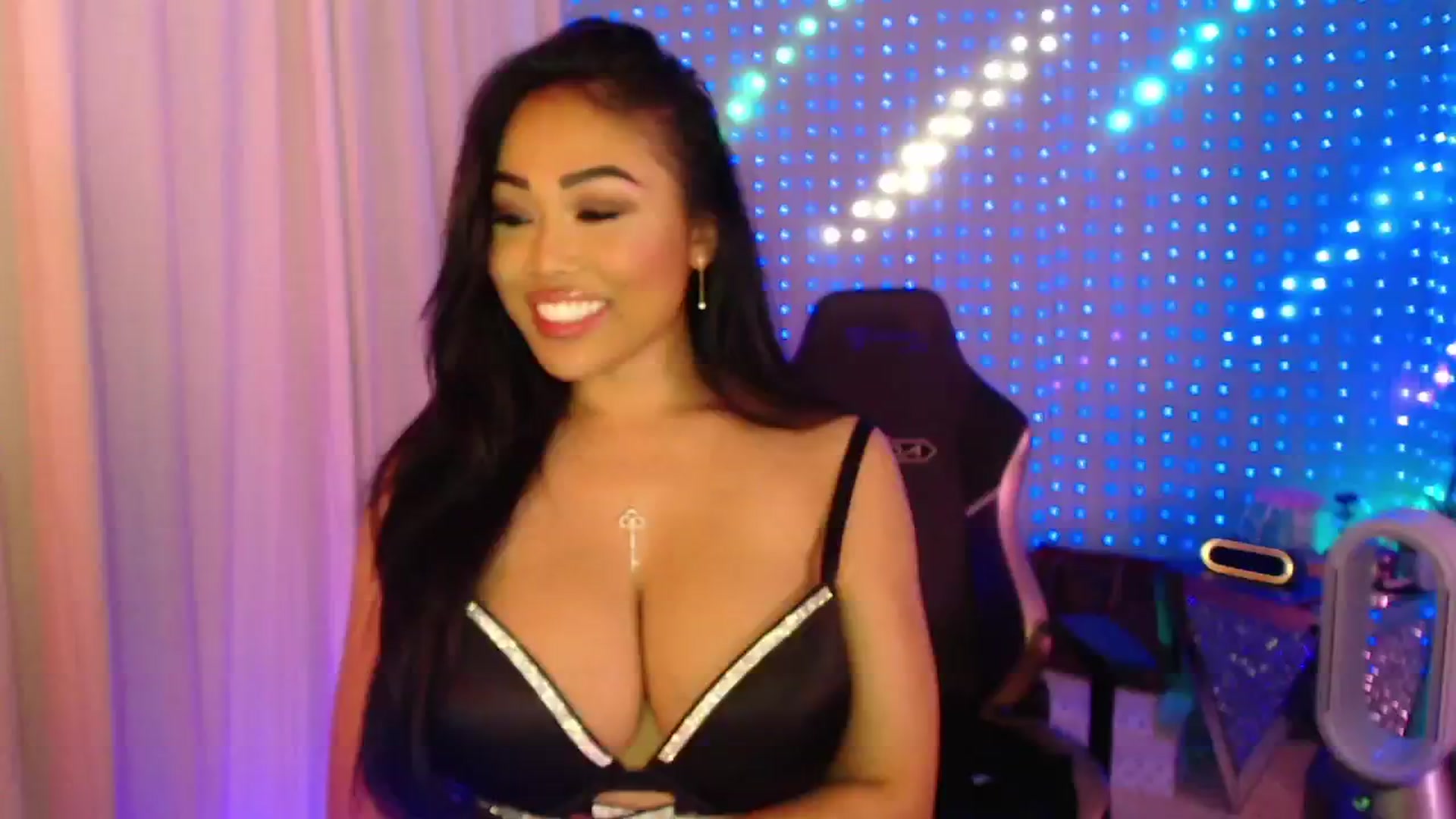 Gallery image thumbnail from SinCityVEE's myfreecams stream on, 06/29/2024, 11:14 image 10 of 20