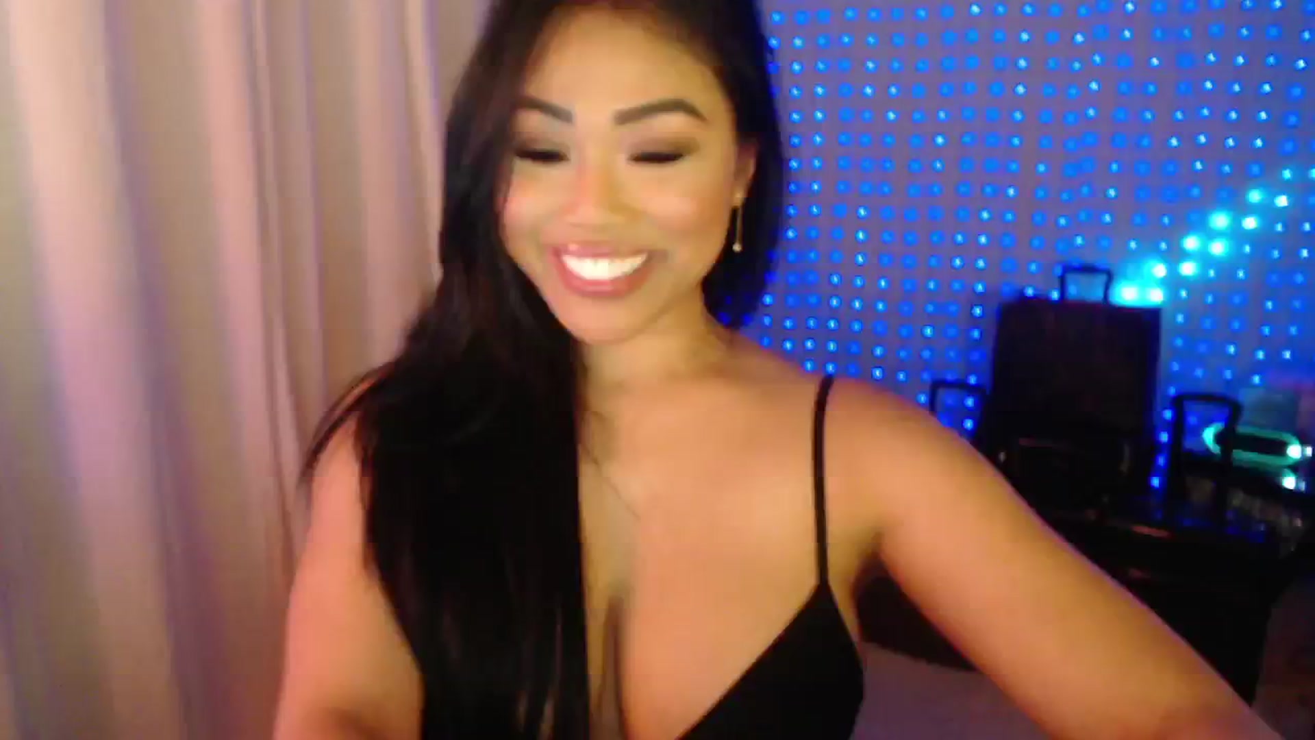 Gallery image thumbnail from SinCityVEE's myfreecams stream on, 07/19/2024, 10:50 image 6 of 20