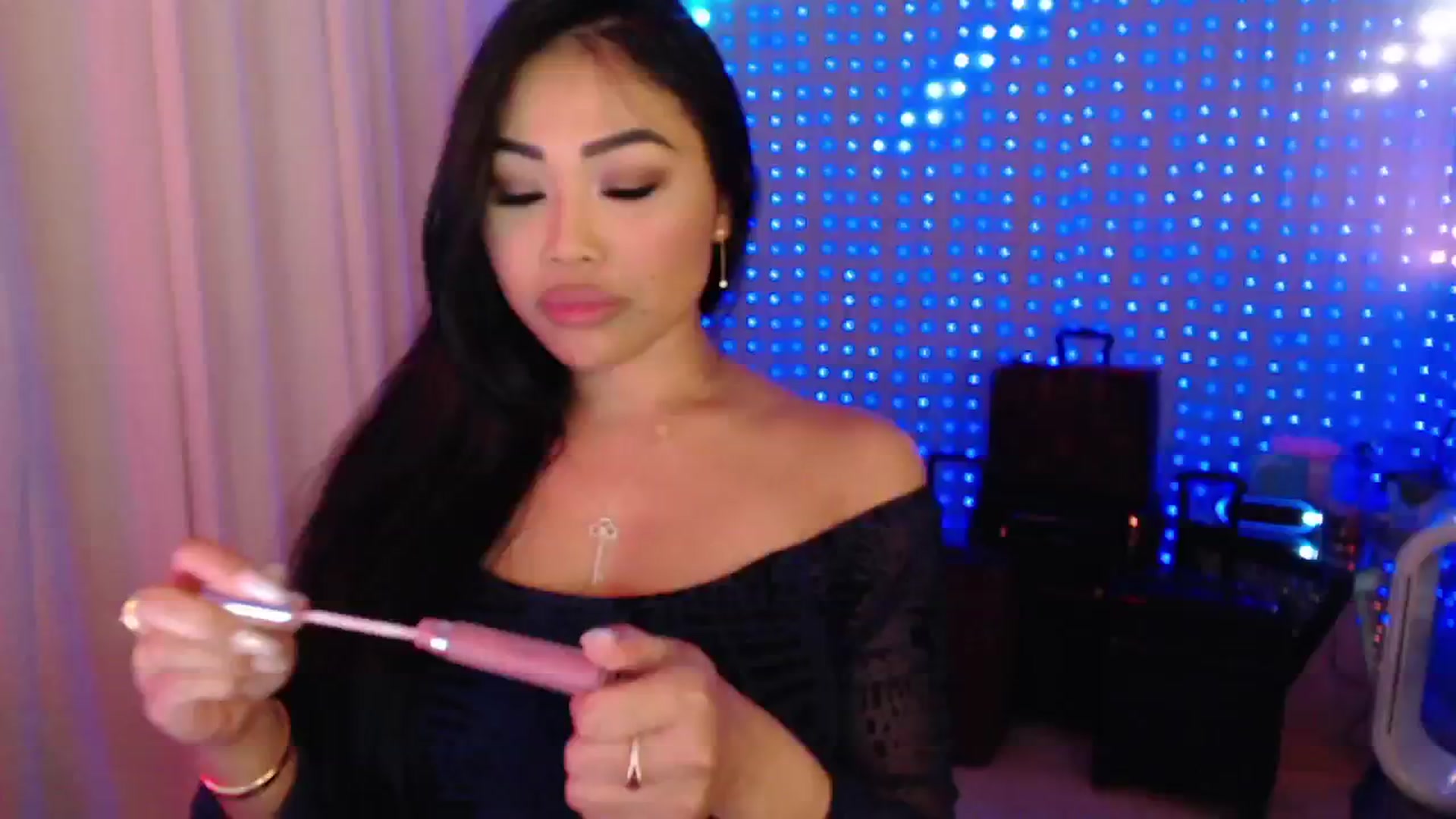 Gallery image thumbnail from SinCityVEE's myfreecams stream on, 07/27/2024, 08:39 image 16 of 20