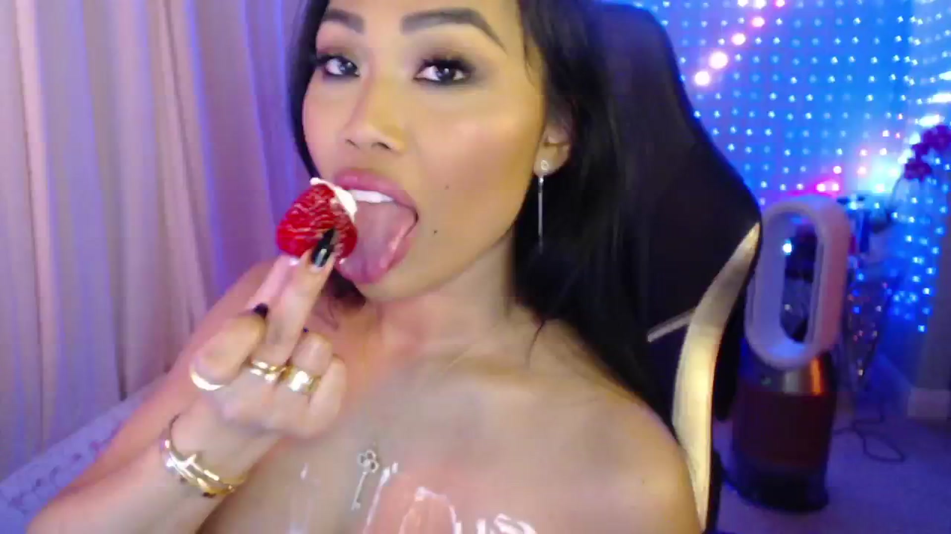 Gallery image thumbnail from SinCityVEE's myfreecams stream on, 09/06/2024, 10:50 image 13 of 20