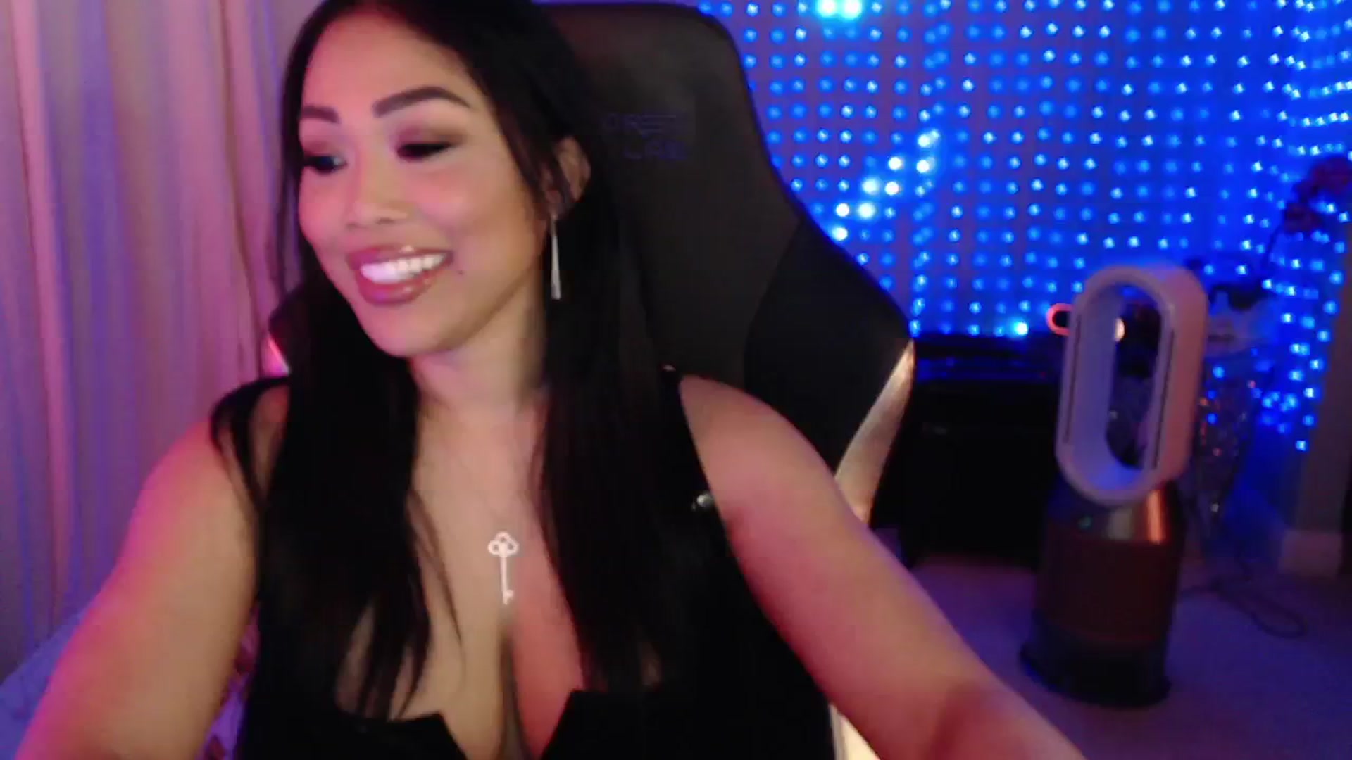 Gallery image thumbnail from SinCityVEE's myfreecams stream on, 09/07/2024, 05:22 image 16 of 20
