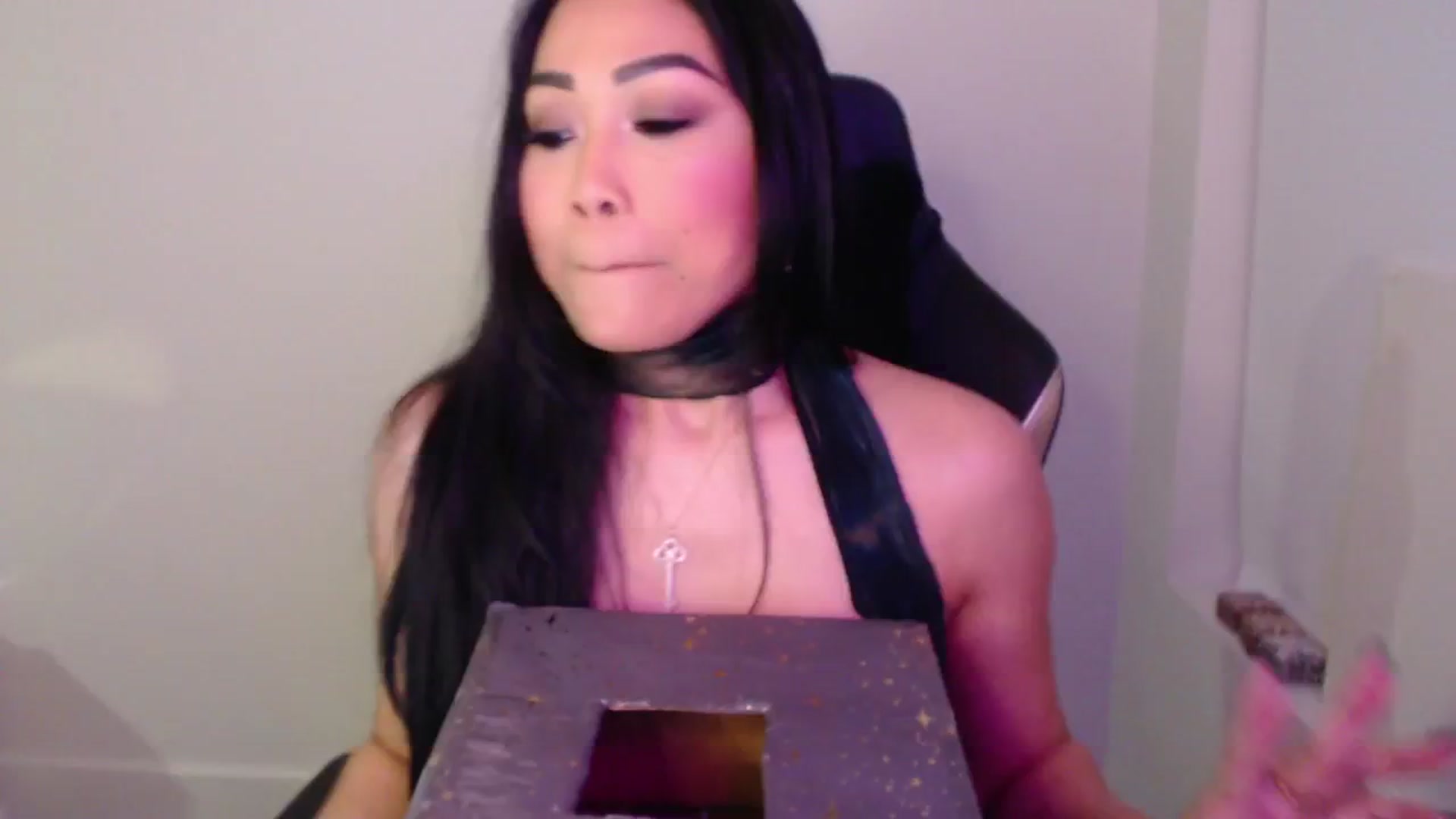 Gallery image thumbnail from SinCityVEE's myfreecams stream on, 09/19/2024, 07:29 image 10 of 20