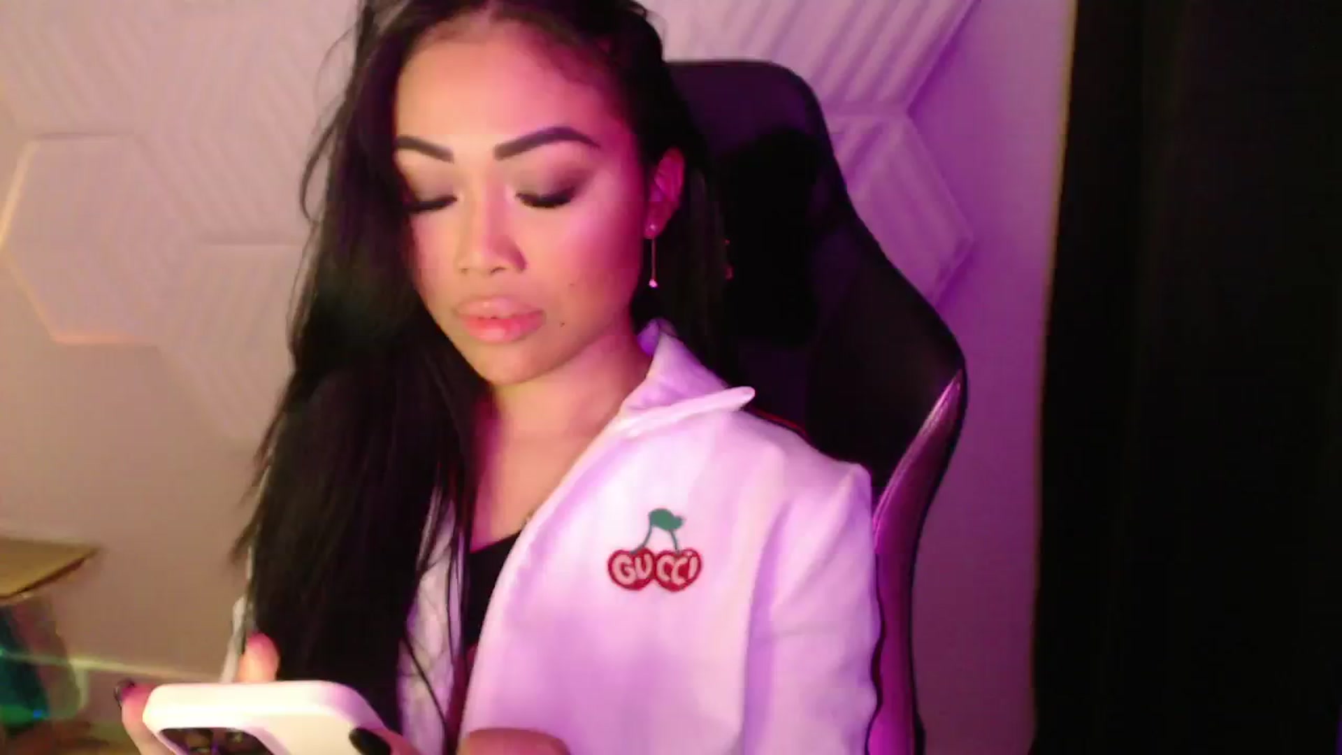 Gallery image thumbnail from SinCityVEE's myfreecams stream on, 09/22/2024, 08:25 image 17 of 20
