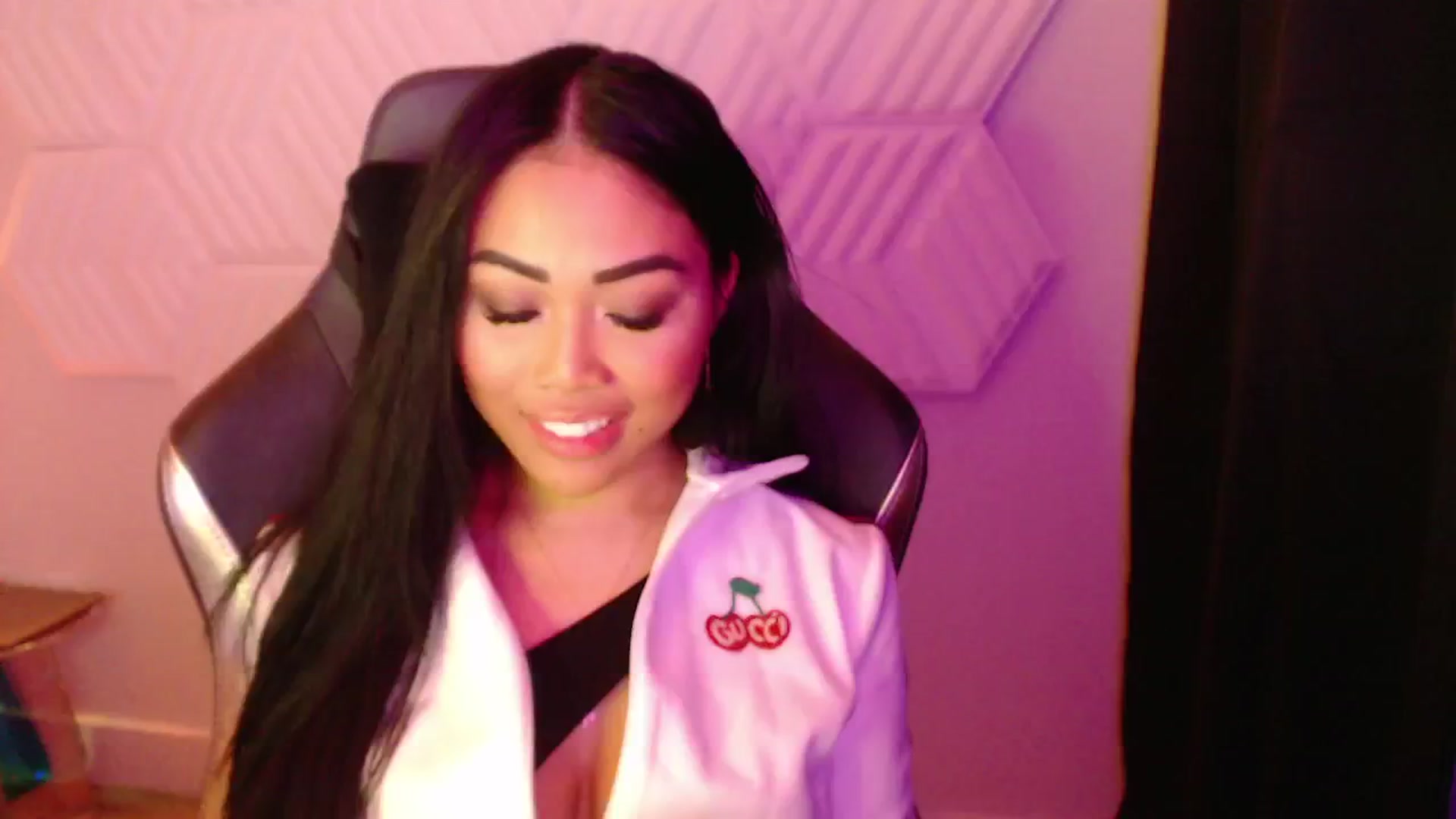 Gallery image thumbnail from SinCityVEE's myfreecams stream on, 09/22/2024, 08:25 image 18 of 20