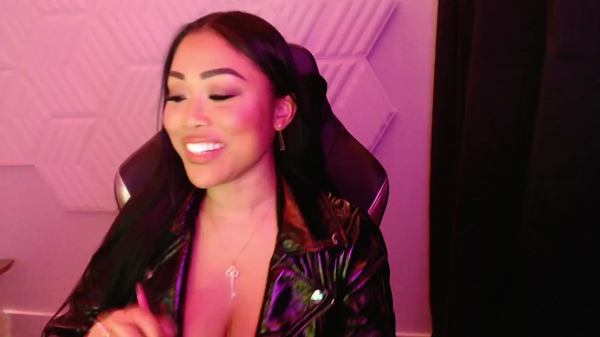 Gallery image thumbnail from SinCityVEE's myfreecams stream on, 09/28/2024, 06:01 image 7 of 20