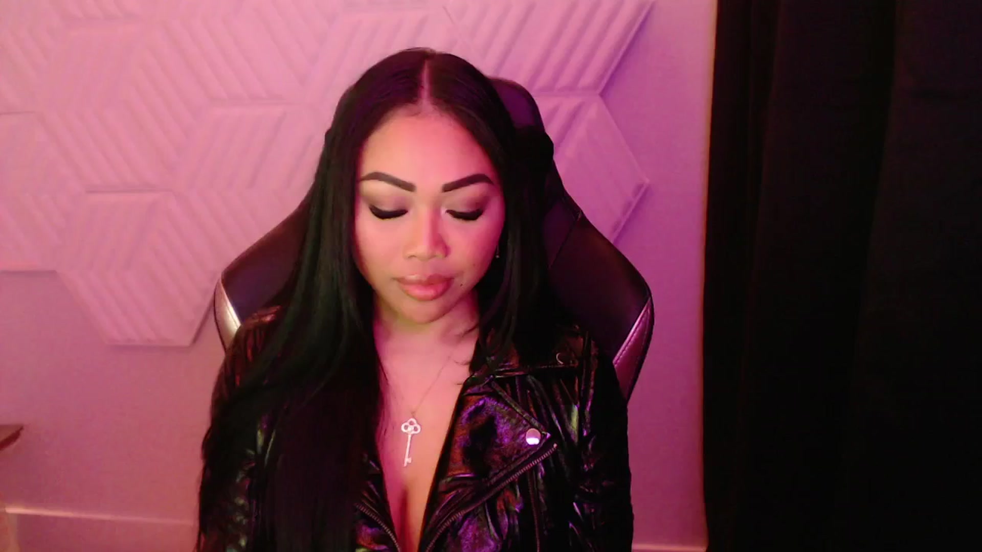 Gallery image thumbnail from SinCityVEE's myfreecams stream on, 09/28/2024, 06:01 image 9 of 20