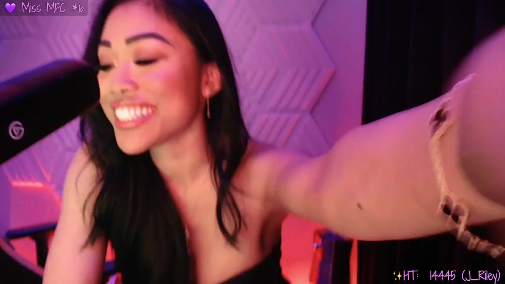 Gallery image thumbnail from SinCityVEE's myfreecams stream on, 04/05/2025, 08:16 image 17 of 20