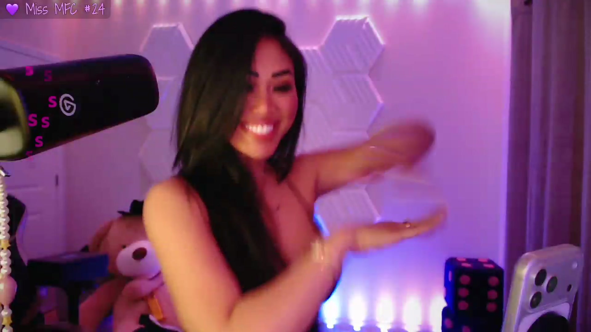 Gallery image thumbnail from SinCityVEE's myfreecams stream on, 07/18/2026, 11:37 image 16 of 20