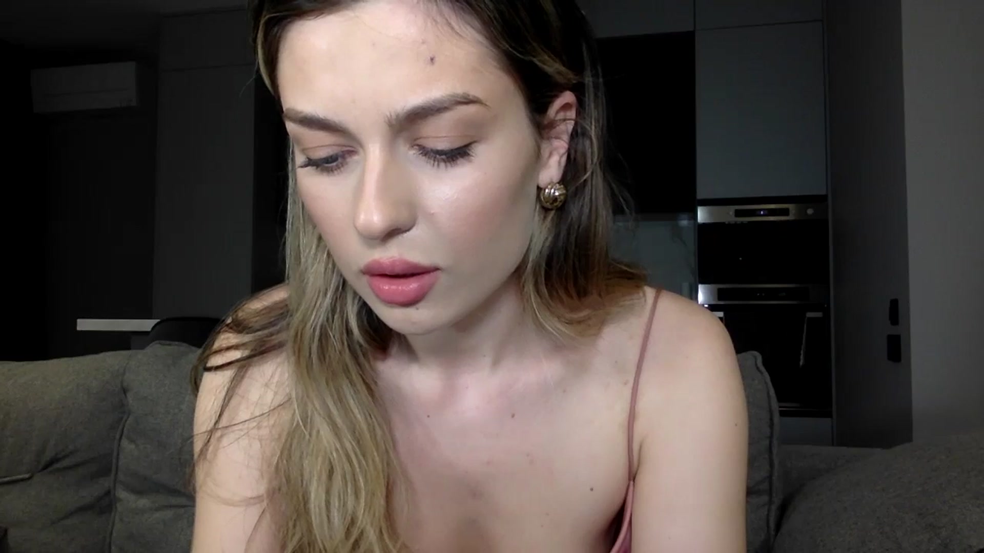 Gallery image thumbnail from SindiMoon's myfreecams stream on, 03/27/2024, 22:18 image 10 of 20