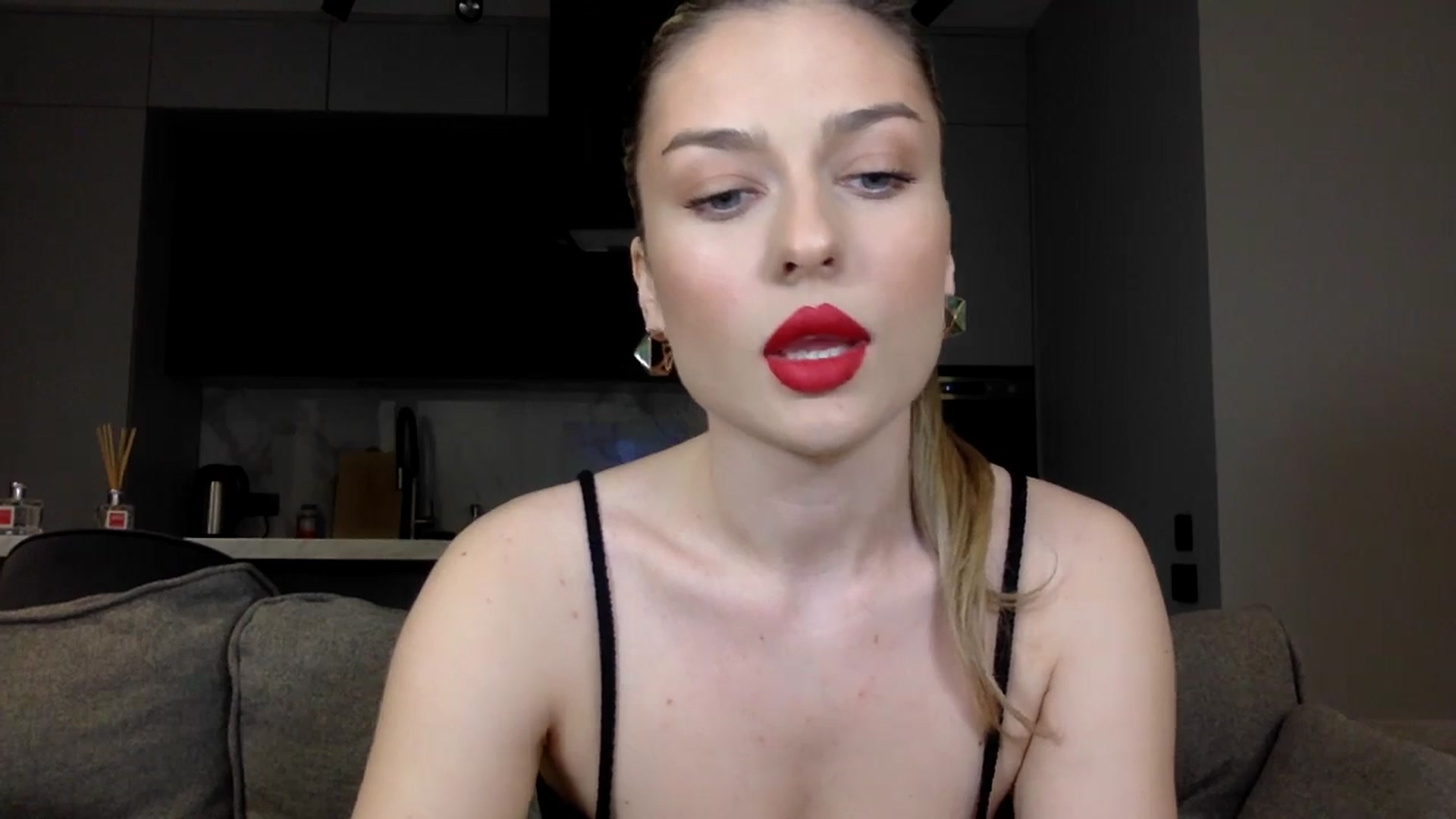 Gallery image thumbnail from SindiMoon's myfreecams stream on, 05/02/2024, 20:05 image 7 of 20
