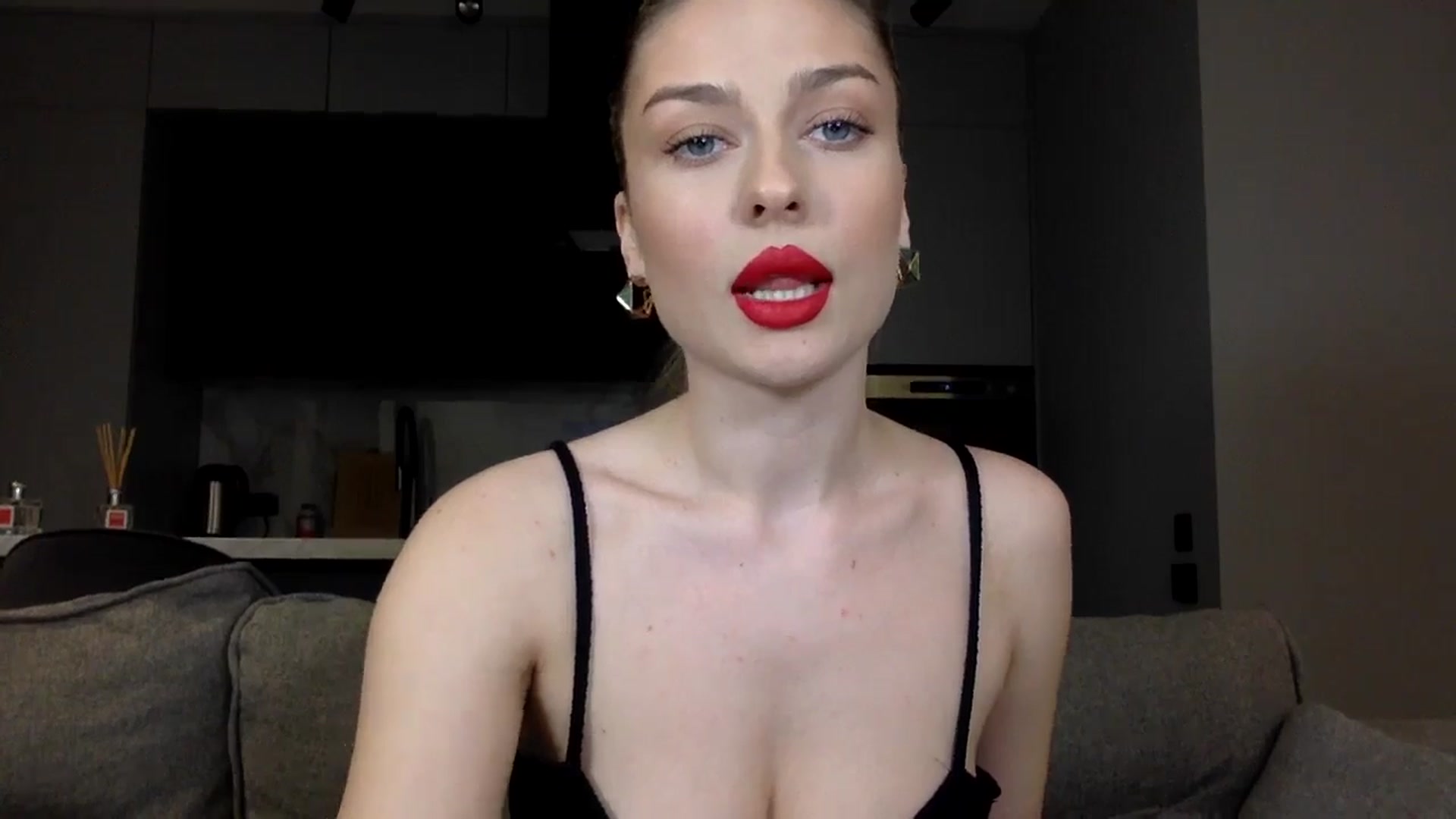 Gallery image thumbnail from SindiMoon's myfreecams stream on, 05/02/2024, 20:05 image 12 of 20