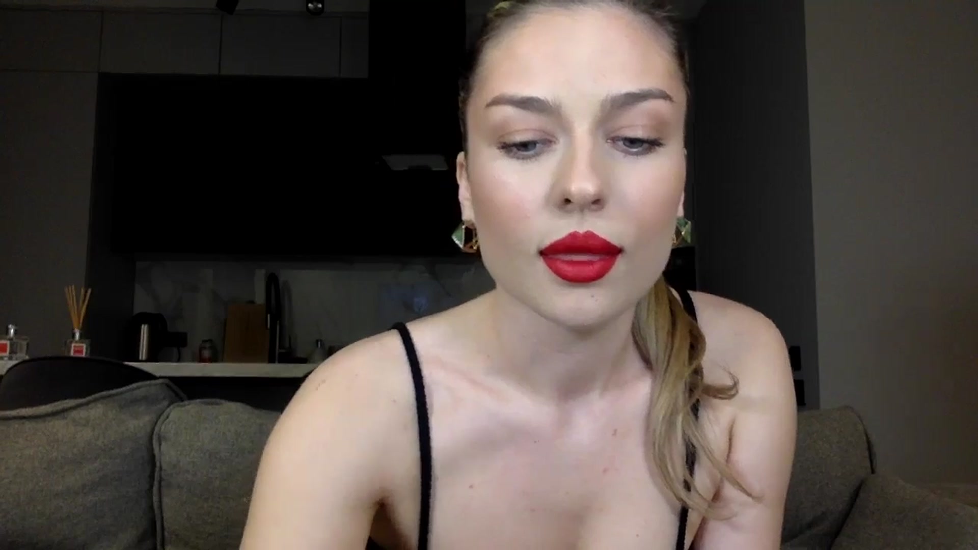Gallery image thumbnail from SindiMoon's myfreecams stream on, 05/02/2024, 20:05 image 4 of 20