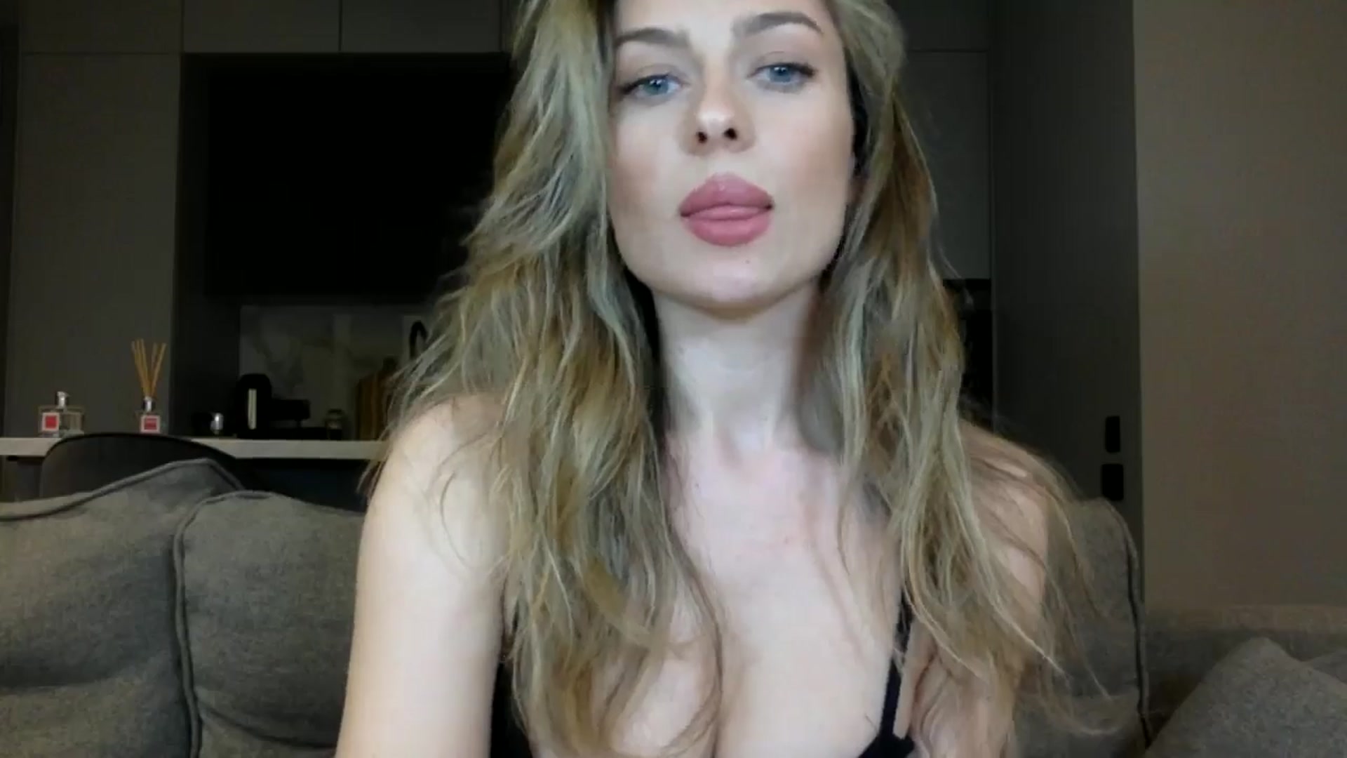 Gallery image thumbnail from SindiMoon's myfreecams stream on, 05/03/2024, 21:35 image 16 of 20