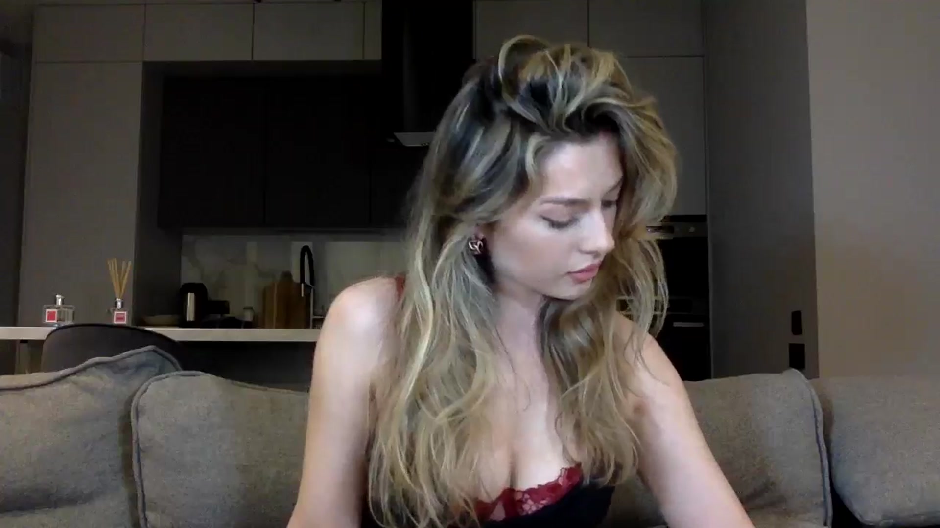 Gallery image thumbnail from SindiMoon's myfreecams stream on, 05/04/2024, 22:33 image 18 of 20