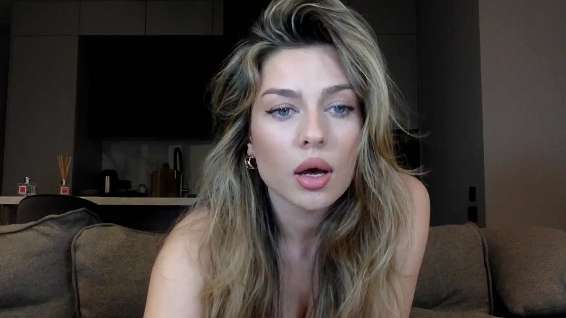 Gallery image thumbnail from SindiMoon's myfreecams stream on, 05/04/2024, 22:33 image 16 of 20
