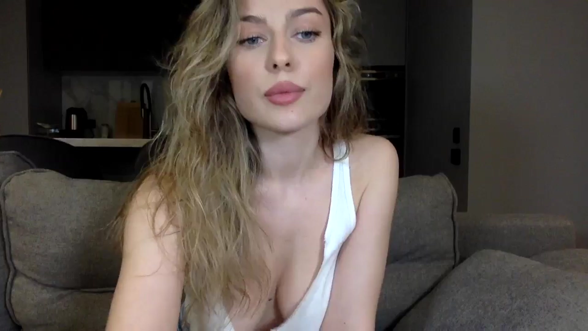 Gallery image thumbnail from SindiMoon's myfreecams stream on, 05/18/2024, 21:29 image 20 of 20