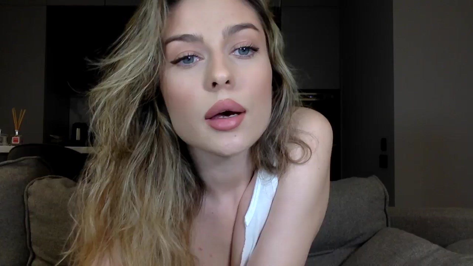 Gallery image thumbnail from SindiMoon's myfreecams stream on, 05/18/2024, 21:29 image 13 of 20