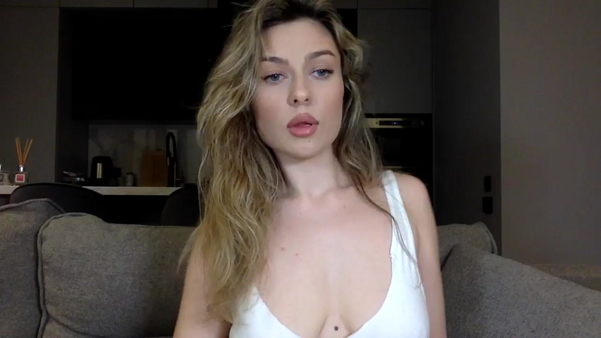 Gallery image thumbnail from SindiMoon's myfreecams stream on, 05/18/2024, 21:29 image 3 of 20