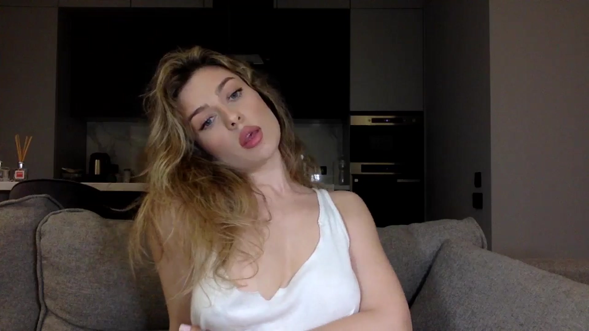 Gallery image thumbnail from SindiMoon's myfreecams stream on, 05/18/2024, 21:29 image 6 of 20