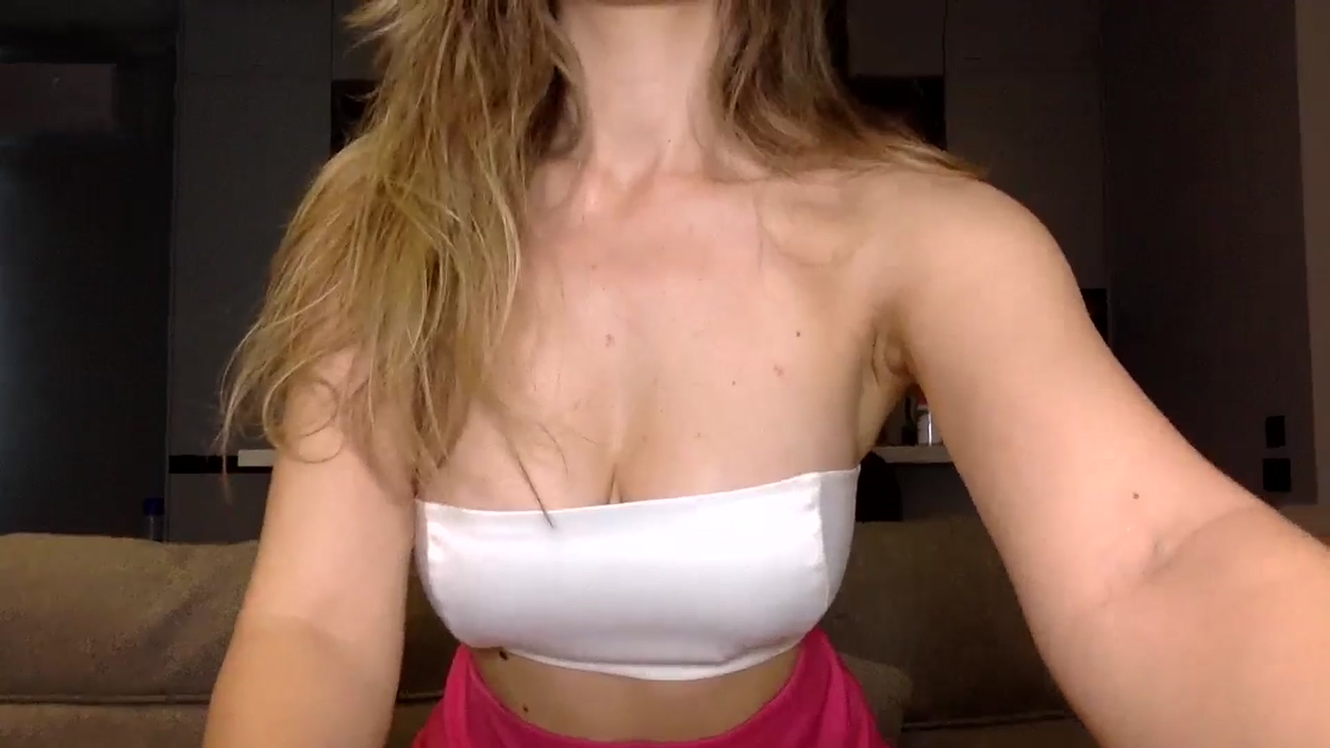 Gallery image thumbnail from SindiMoon's myfreecams stream on, 09/18/2024, 11:35 image 6 of 20