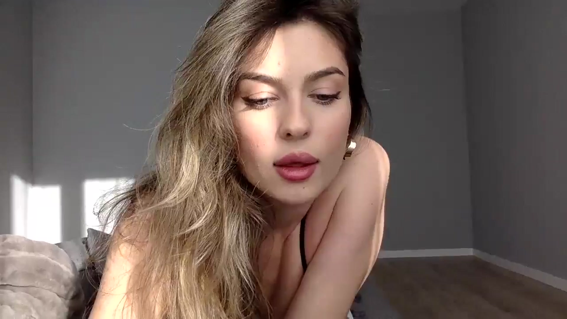 Gallery image thumbnail from SindiMoon's myfreecams stream on, 10/10/2024, 13:34 image 19 of 20