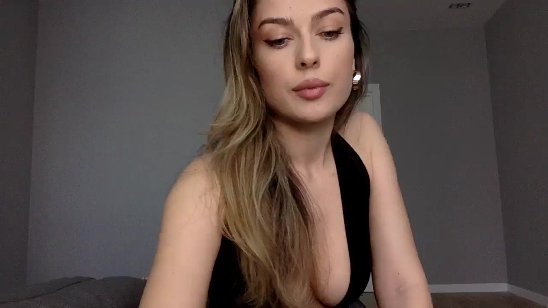Gallery image thumbnail from SindiMoon's myfreecams stream on, 10/17/2024, 11:23 image 7 of 20