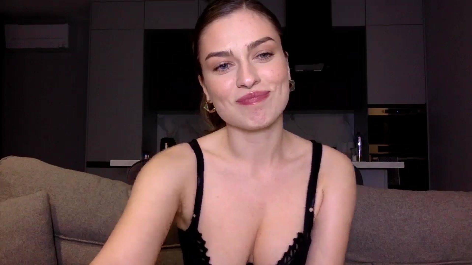 Gallery image thumbnail from SindiMoon's myfreecams stream on, 10/28/2024, 23:04 image 13 of 20