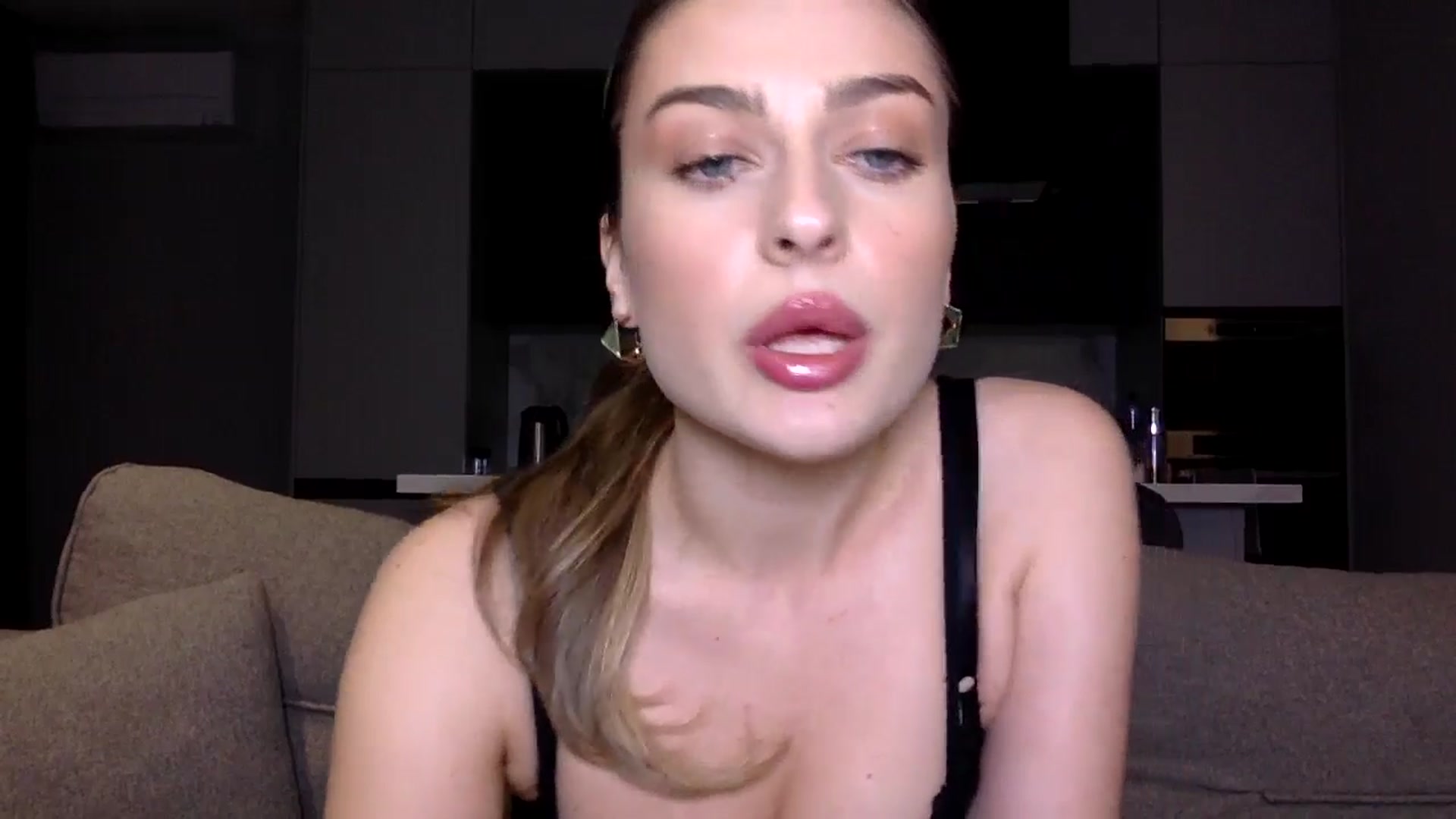 Gallery image thumbnail from SindiMoon's myfreecams stream on, 10/28/2024, 23:04 image 6 of 20