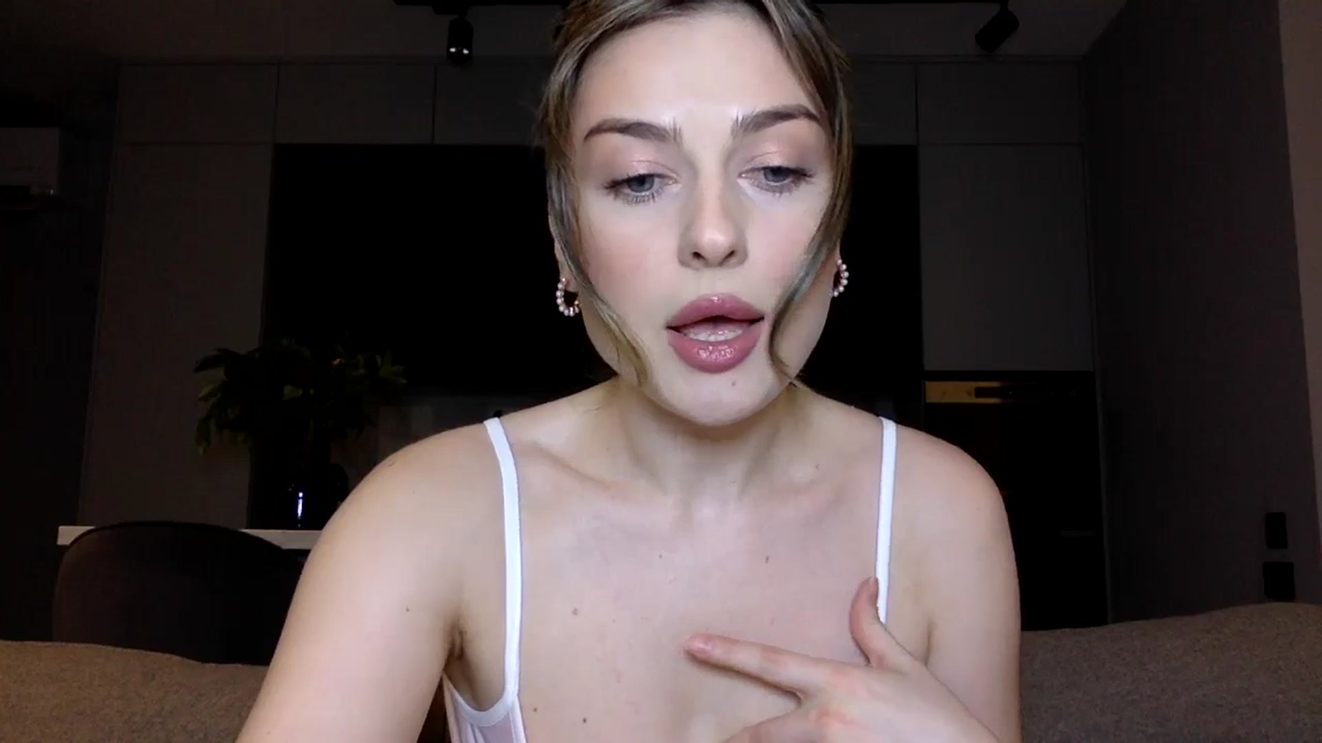 Gallery image thumbnail from SindiMoon's myfreecams stream on, 06/19/2025, 22:01 image 6 of 20