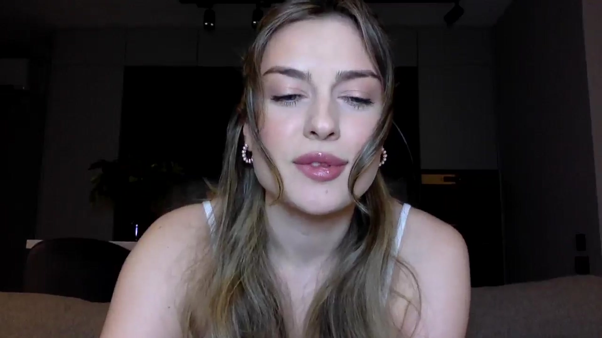 Gallery image thumbnail from SindiMoon's myfreecams stream on, 06/19/2025, 22:01 image 13 of 20