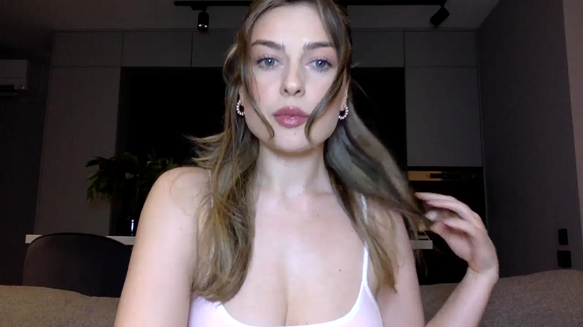 Gallery image thumbnail from SindiMoon's myfreecams stream on, 06/19/2025, 22:01 image 16 of 20