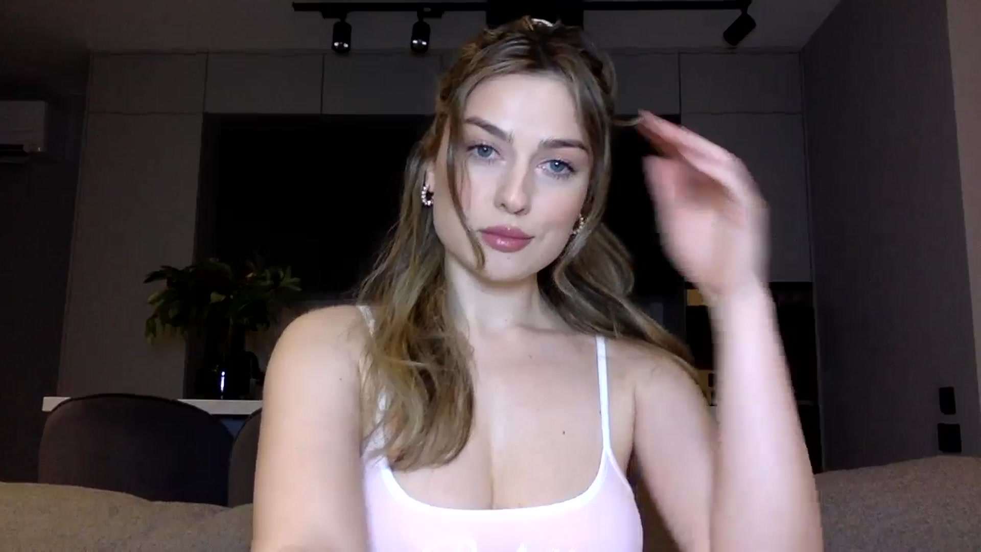 Gallery image thumbnail from SindiMoon's myfreecams stream on, 06/19/2025, 22:01 image 17 of 20