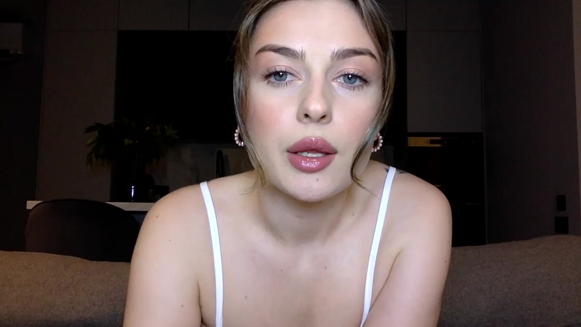 Gallery image thumbnail from SindiMoon's myfreecams stream on, 06/19/2025, 22:01 image 5 of 20