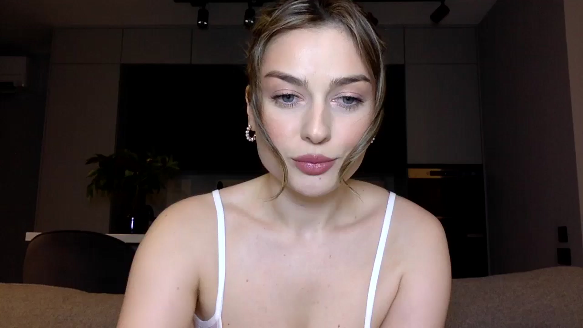 Gallery image thumbnail from SindiMoon's myfreecams stream on, 06/19/2025, 22:01 image 9 of 20