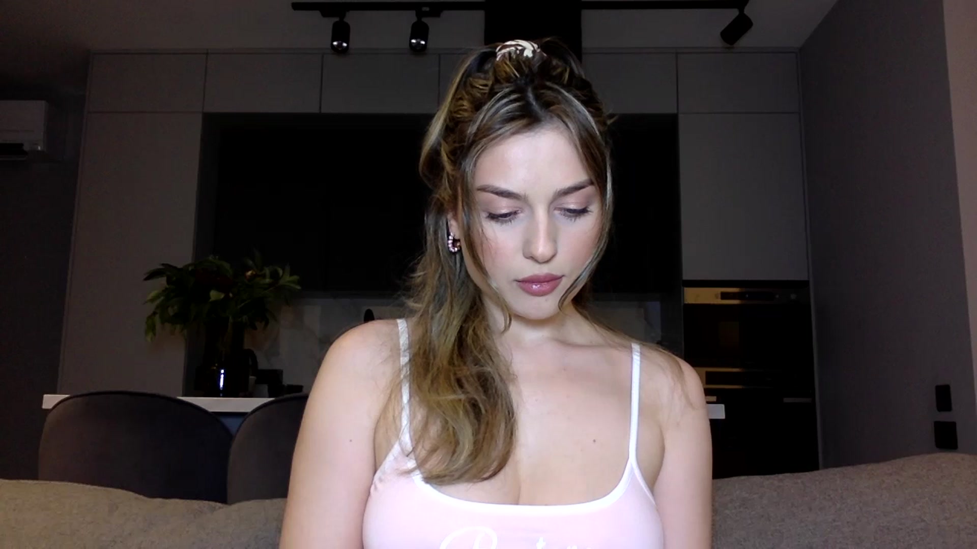 Gallery image thumbnail from SindiMoon's myfreecams stream on, 06/19/2025, 22:01 image 18 of 20