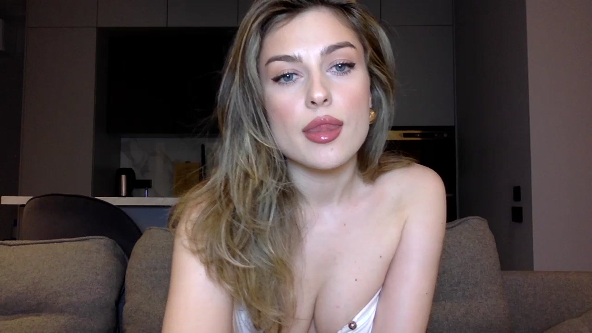 Gallery image thumbnail from SindiMoon's myfreecams stream on, 07/11/2025, 21:19 image 16 of 20