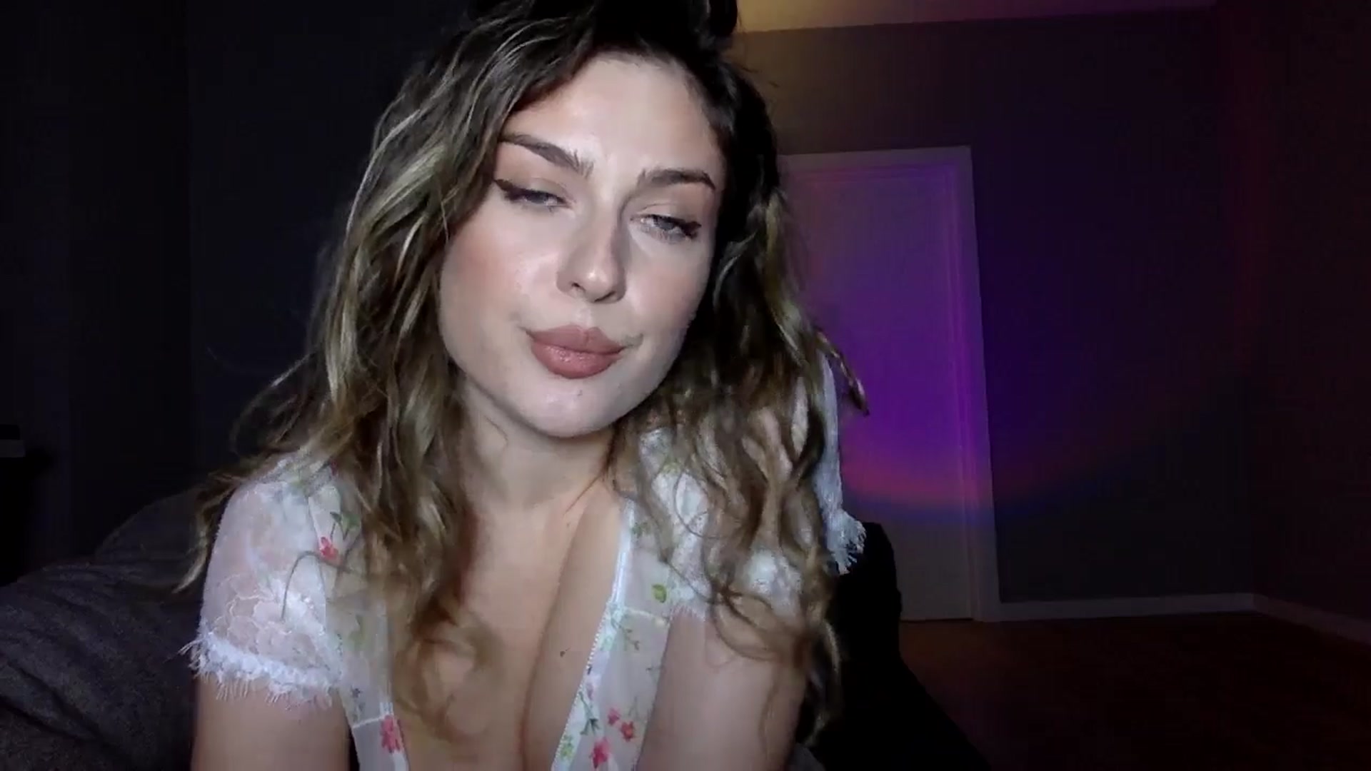 Gallery image thumbnail from SindiMoon's myfreecams stream on, 11/22/2025, 18:54 image 17 of 20