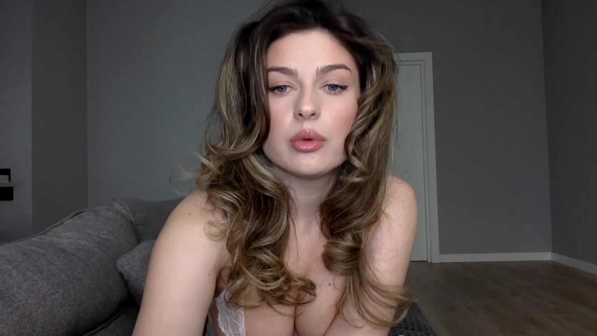 Gallery image thumbnail from SindiMoon's myfreecams stream on, 12/17/2025, 12:46 image 18 of 20