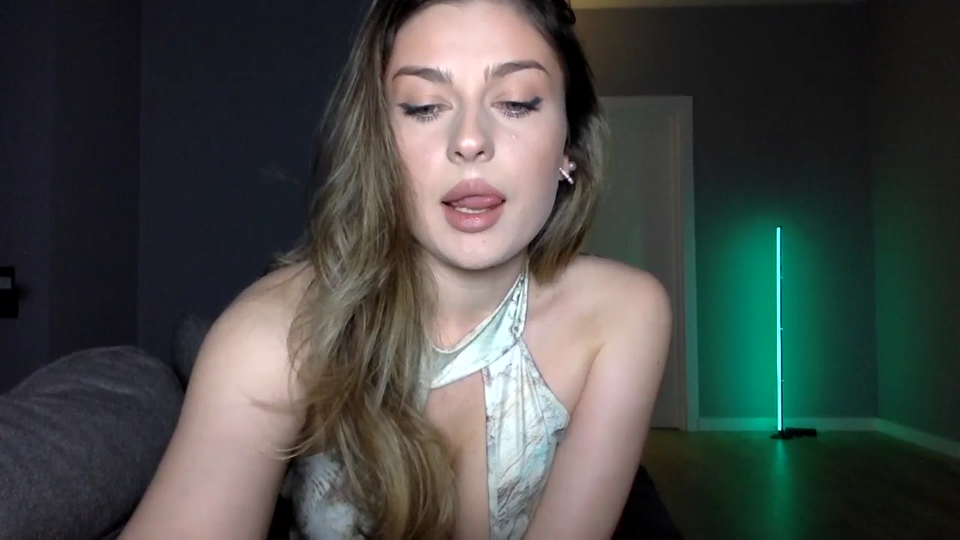 Gallery image thumbnail from SindiMoon's myfreecams stream on, 12/21/2025, 17:47 image 14 of 20