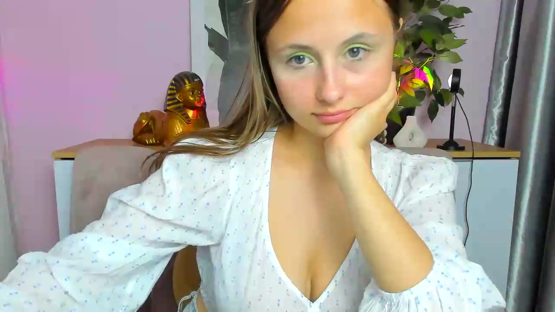 Gallery image thumbnail from SindyBriks's myfreecams stream on, 08/19/2026, 14:17 image 13 of 20