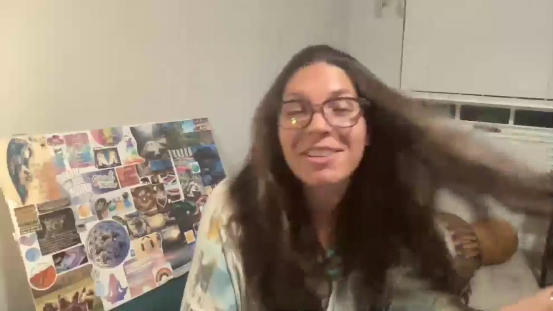 Gallery image thumbnail from SingingSmiles's myfreecams stream on, 06/23/2024, 02:06 image 3 of 20