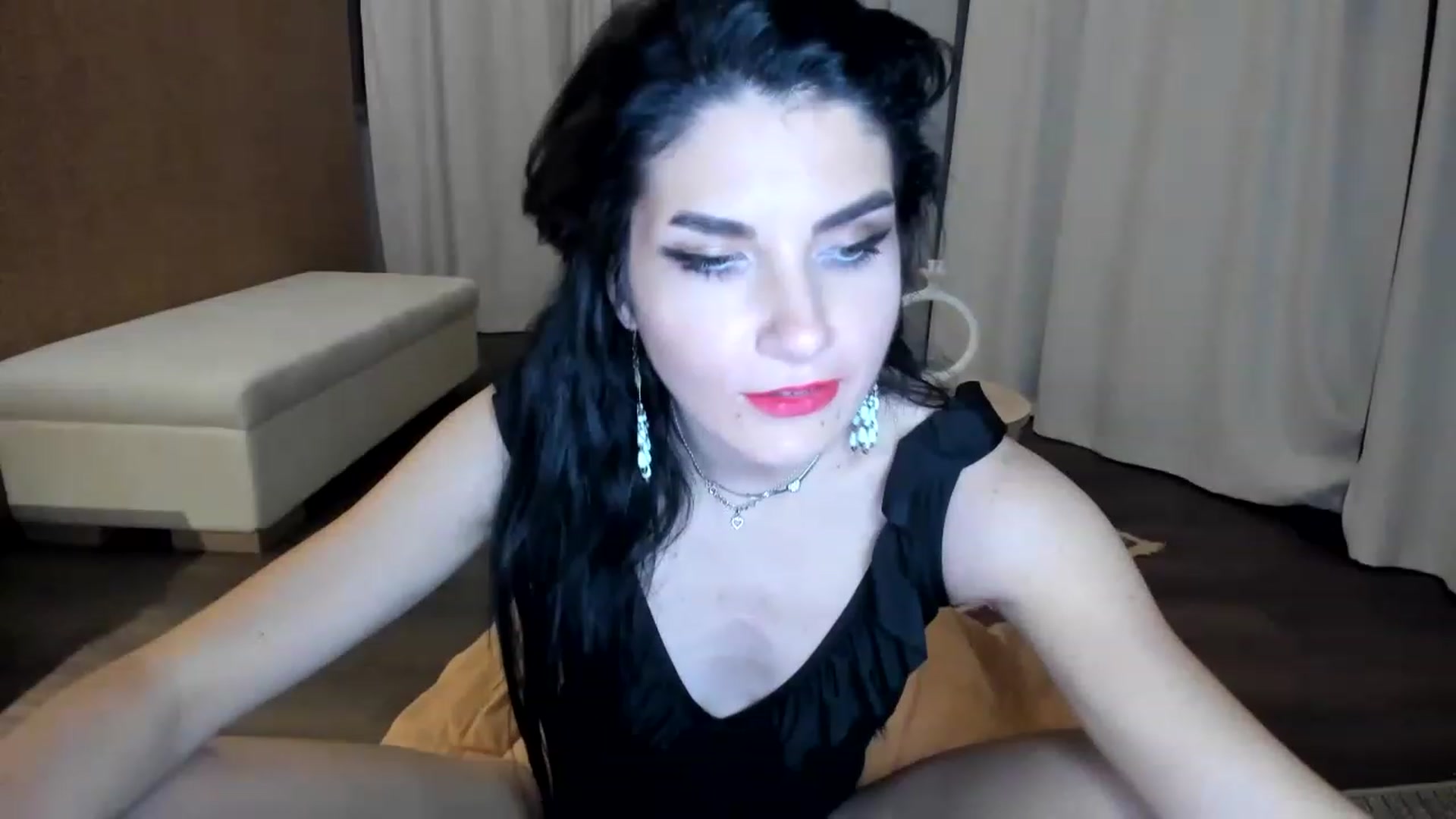 Gallery image thumbnail from SiouxPrincess's myfreecams stream on, 05/03/2023, 21:02 image 19 of 20