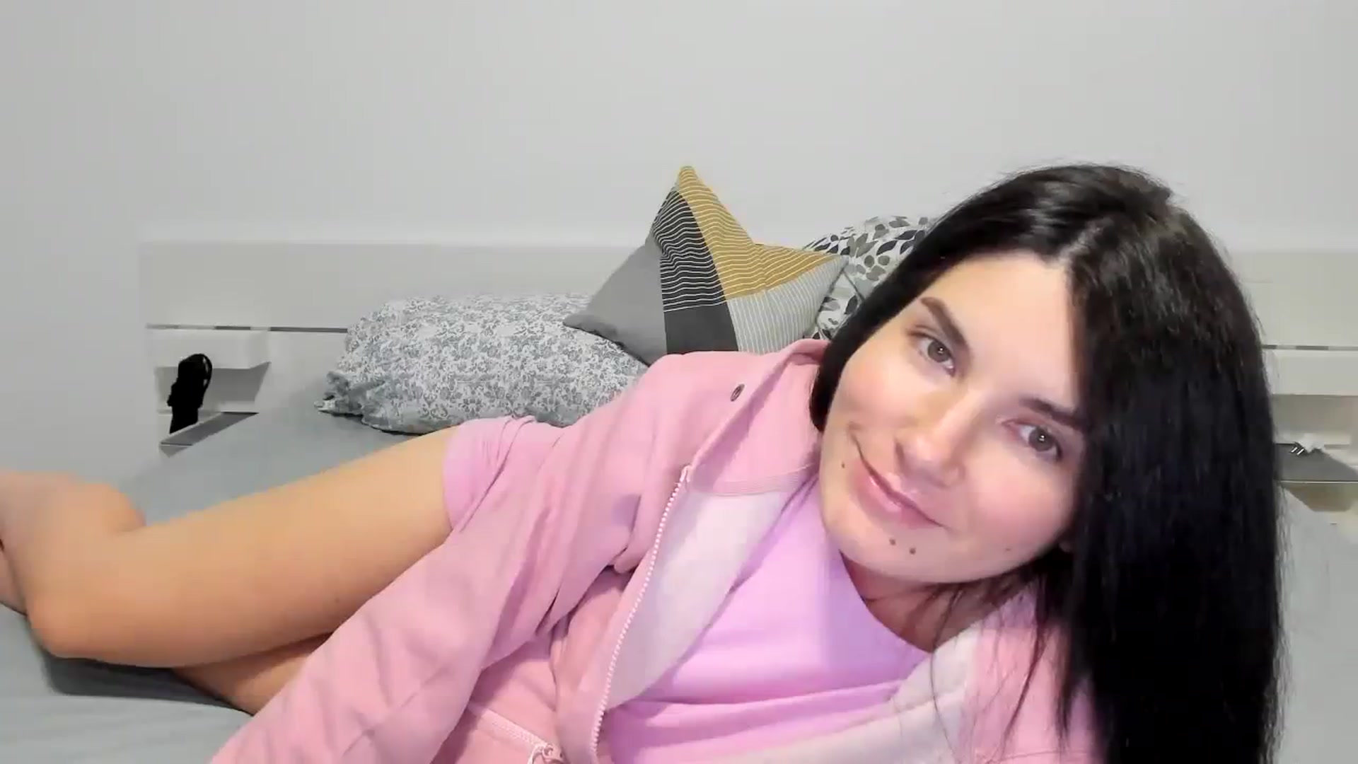 Gallery image thumbnail from SiouxPrincess's myfreecams stream on, 12/19/2023, 23:33 image 6 of 20