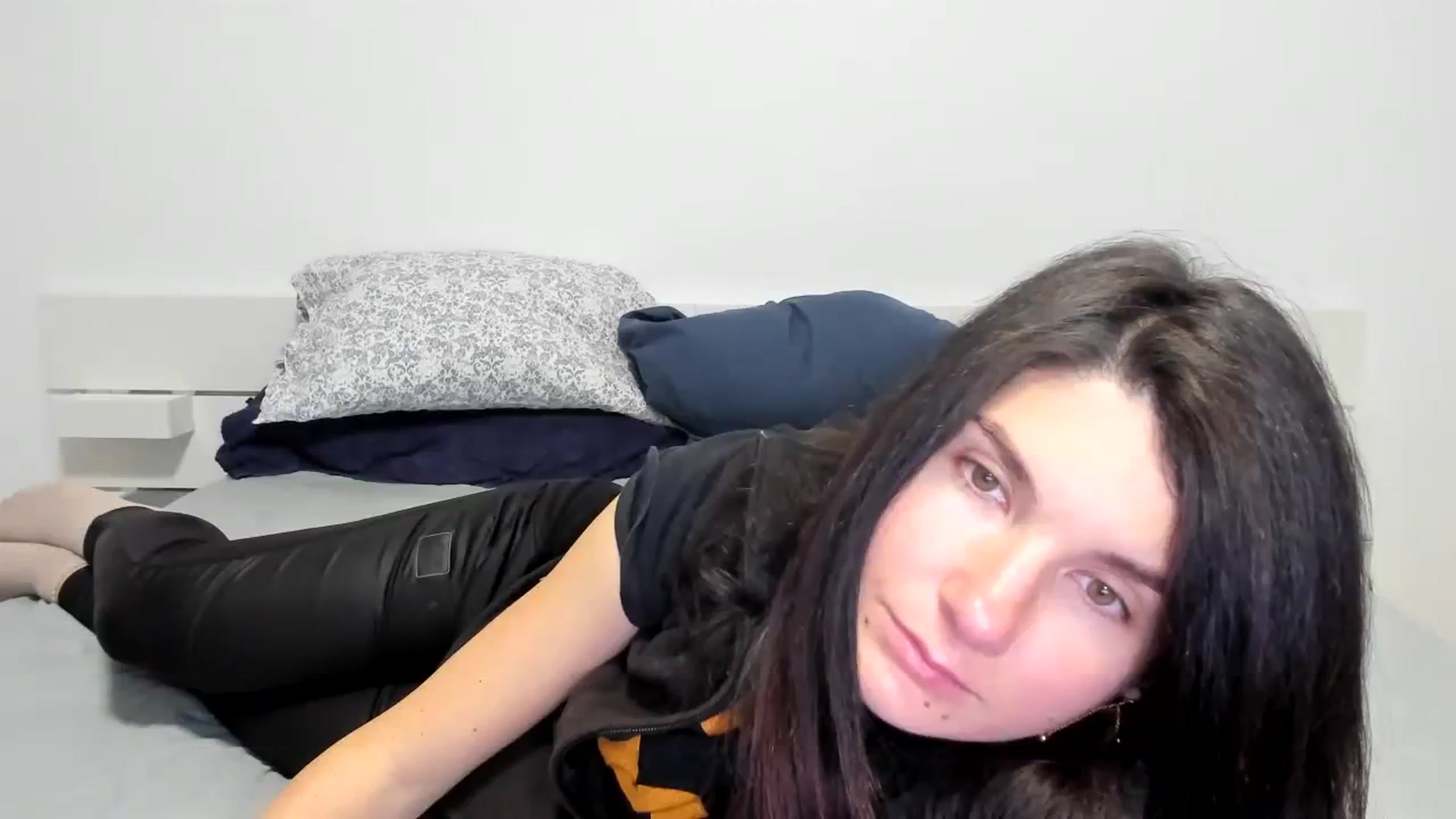 Gallery image thumbnail from SiouxPrincess's myfreecams stream on, 12/21/2023, 24:18 image 8 of 20