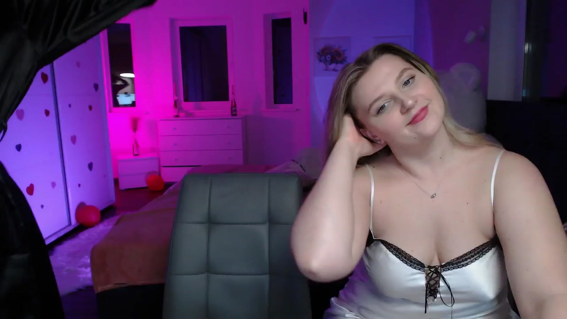 Gallery image thumbnail from Sirela's myfreecams stream on, 10/12/2025, 15:53 image 10 of 20