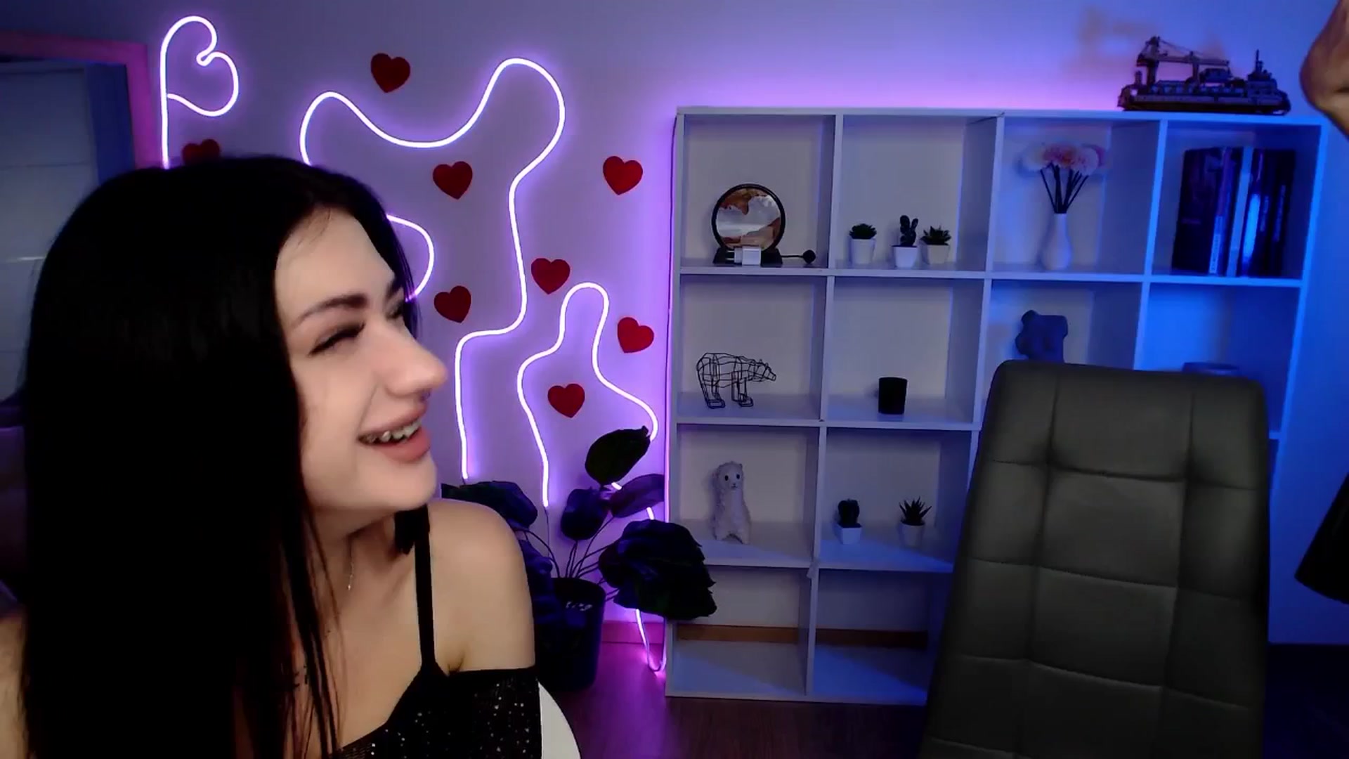 Gallery image thumbnail from Sirela's myfreecams stream on, 11/16/2025, 15:17 image 1 of 20