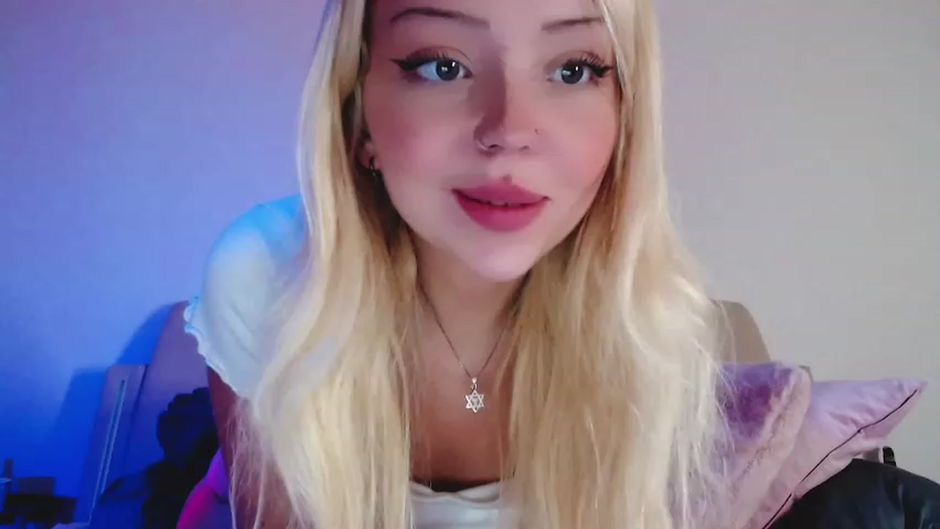 Gallery image thumbnail from Sk8Gurl420's myfreecams stream on, 11/15/2022, 07:11 image 19 of 20